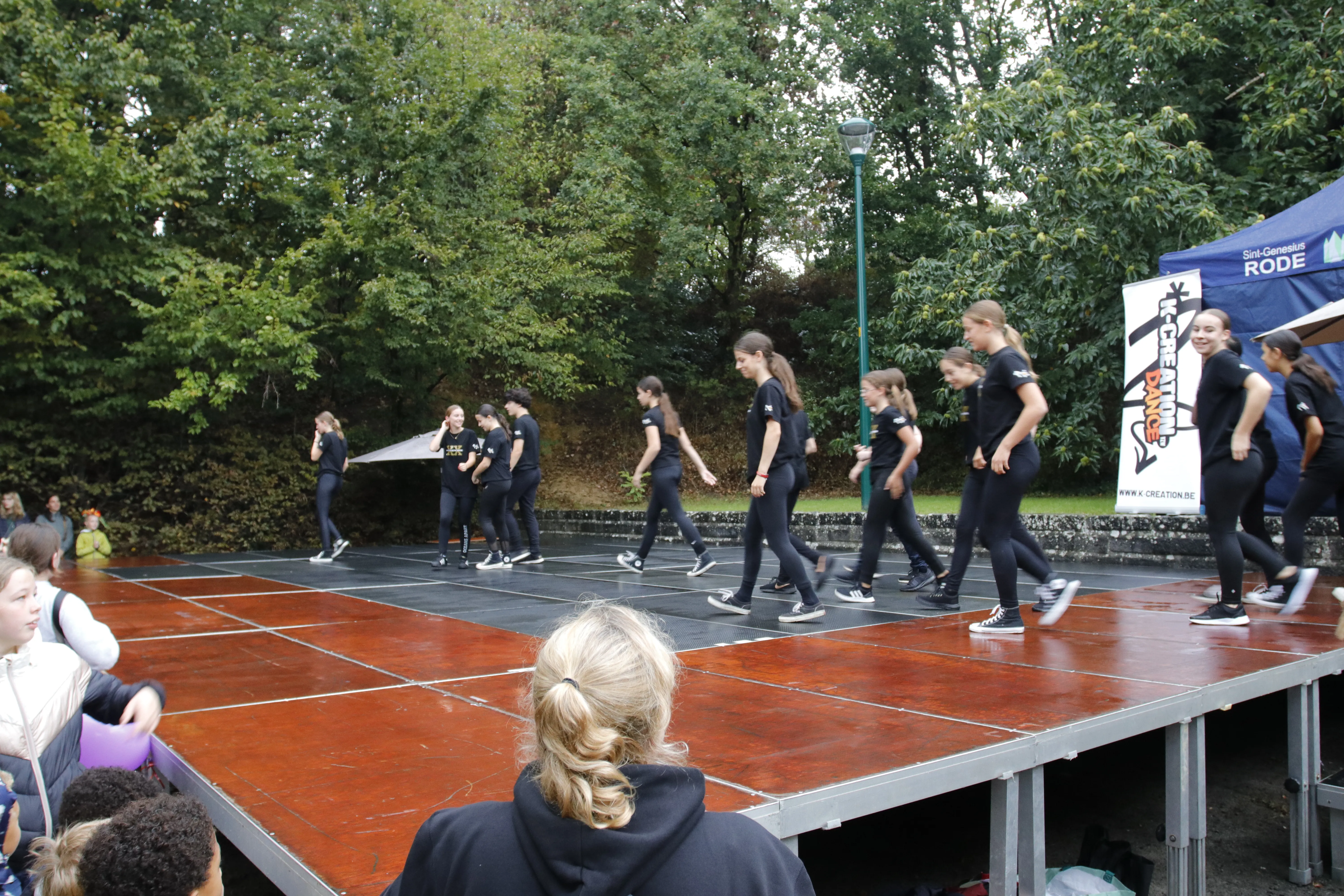 K-Creation Dance aan het optreden op de jaarmarkt van Rode